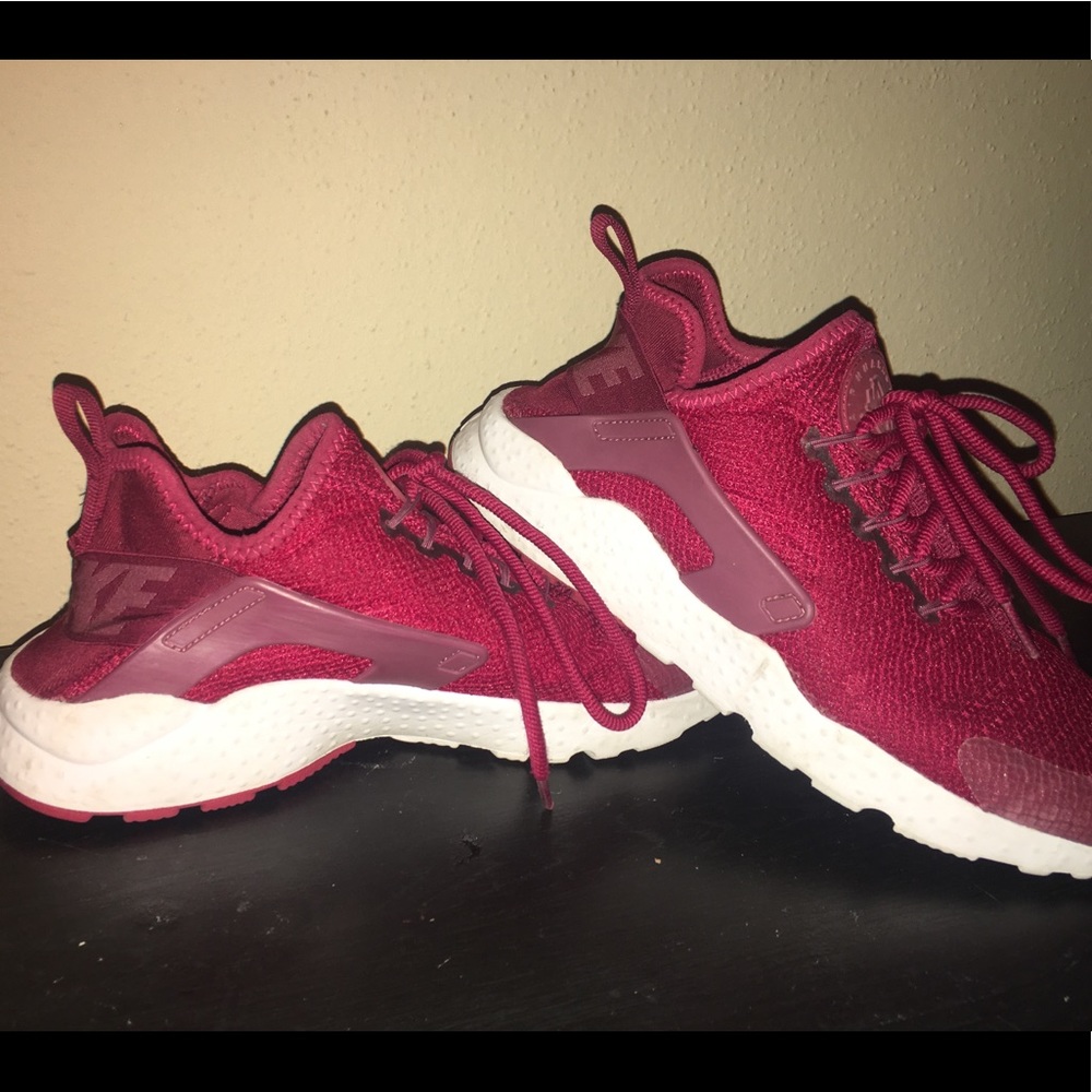 nike air run ultras in the color burgundy